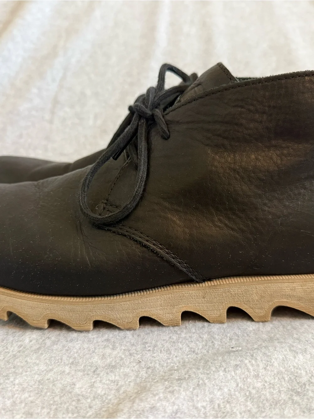 Sorel Men's Black Leather Chukka Boots with Tan Sole